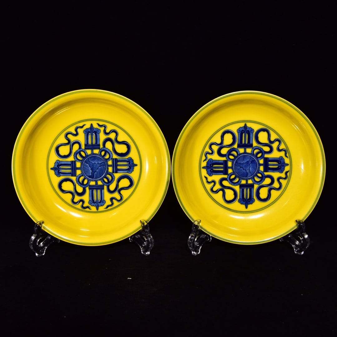 Qing Dynasty Yongzheng period yellow-glazed blue and white porcelain plate with intertwined floral (1 of 6)