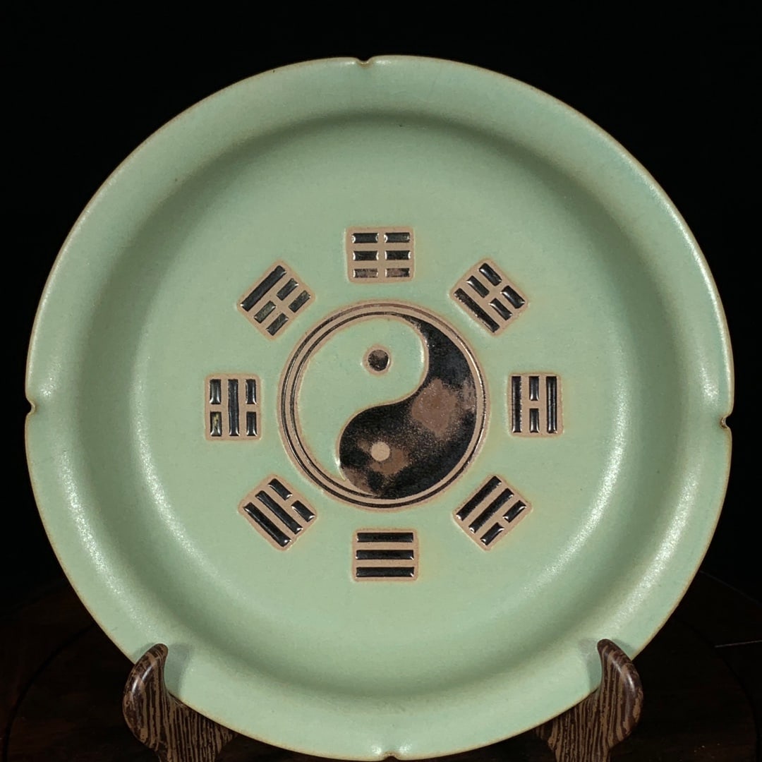 Song Dynasty Ru ware carved Taiji Bagua pattern flower-shaped plate (1 of 9)