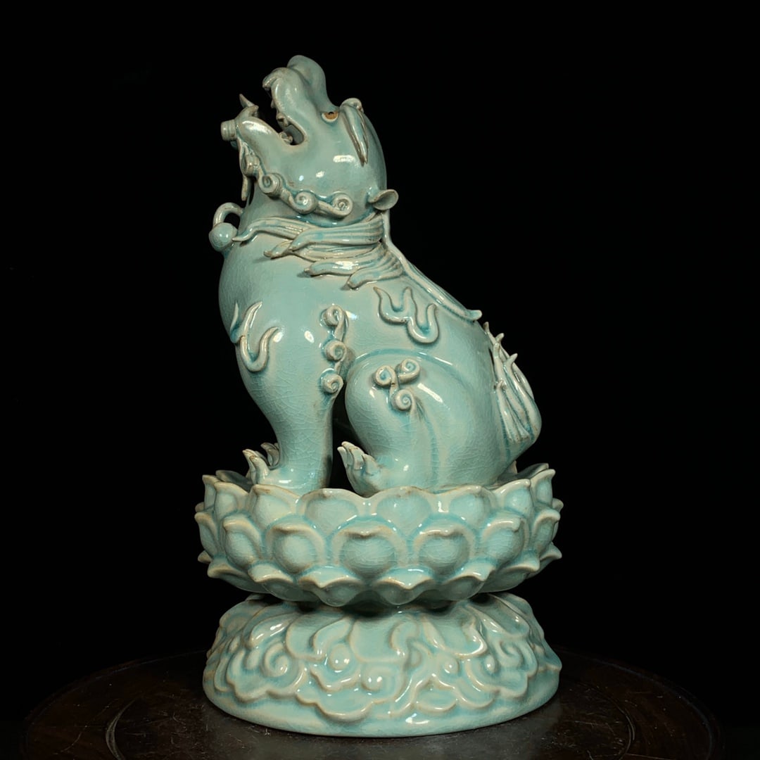 Song Dynasty Ru ware lotus-shaped unicorn roaring towards the sky (1 of 9)