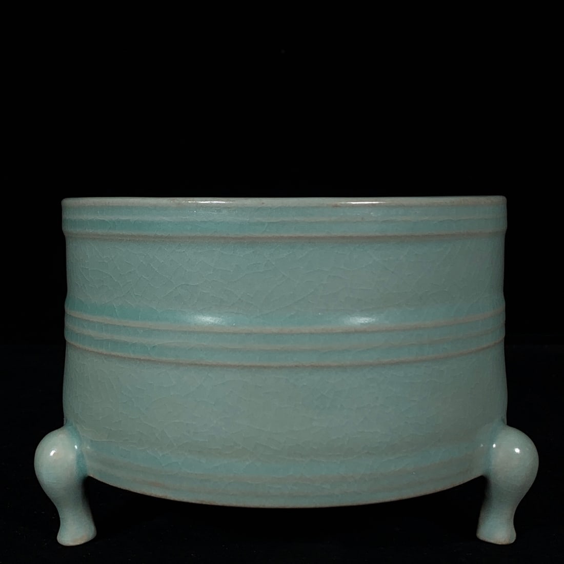 Song Dynasty Ru ware inscribed three-legged box (1 of 8)