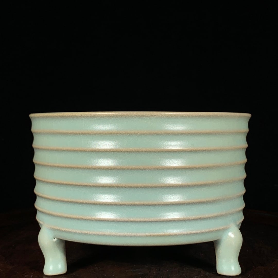 Song Dynasty Ru Ware Tripod Box with String Pattern (1 of 9)