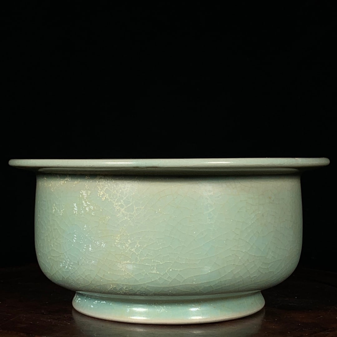 Song Dynasty Ru ware folded-rim washer (1 of 9)
