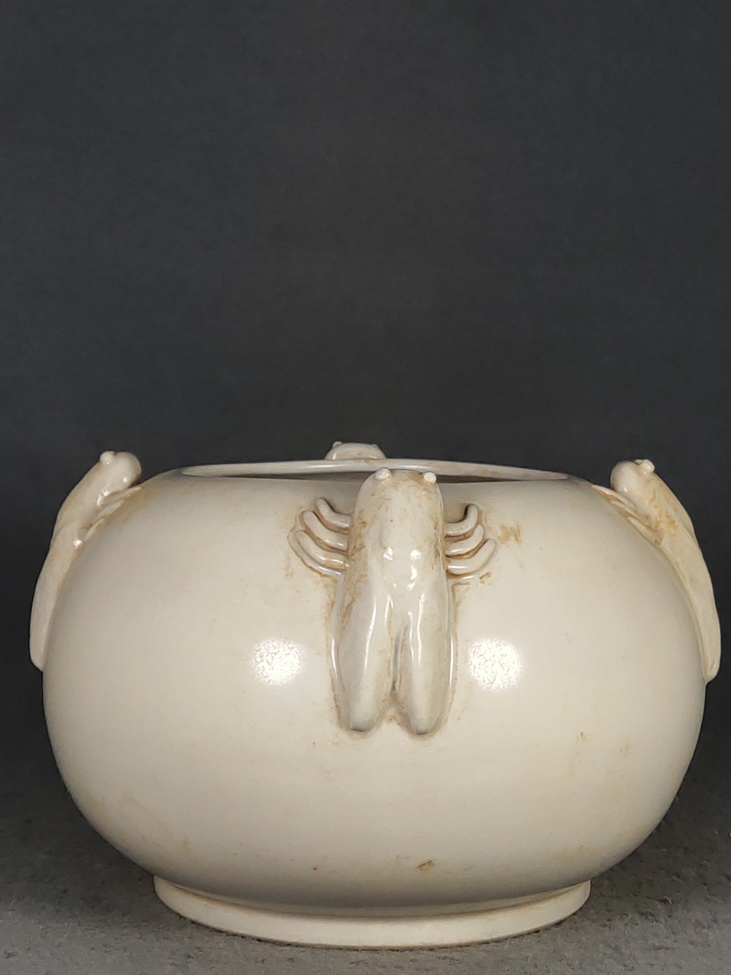 Xing Kiln White Porcelain from the Tang Dynasty: Tang Dynasty white porcelain Xing kiln "Da Ying" mark cicada-shaped brush washer Provenance:From a private collection in San Diego, California, USA. Our dedicated team expertly handles both domestic a