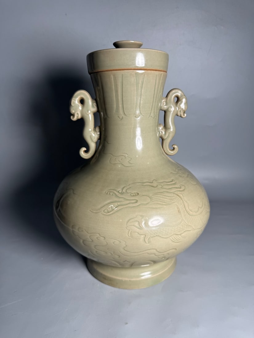 Five Dynasties period, Yue ware covered bottle (1 of 10)