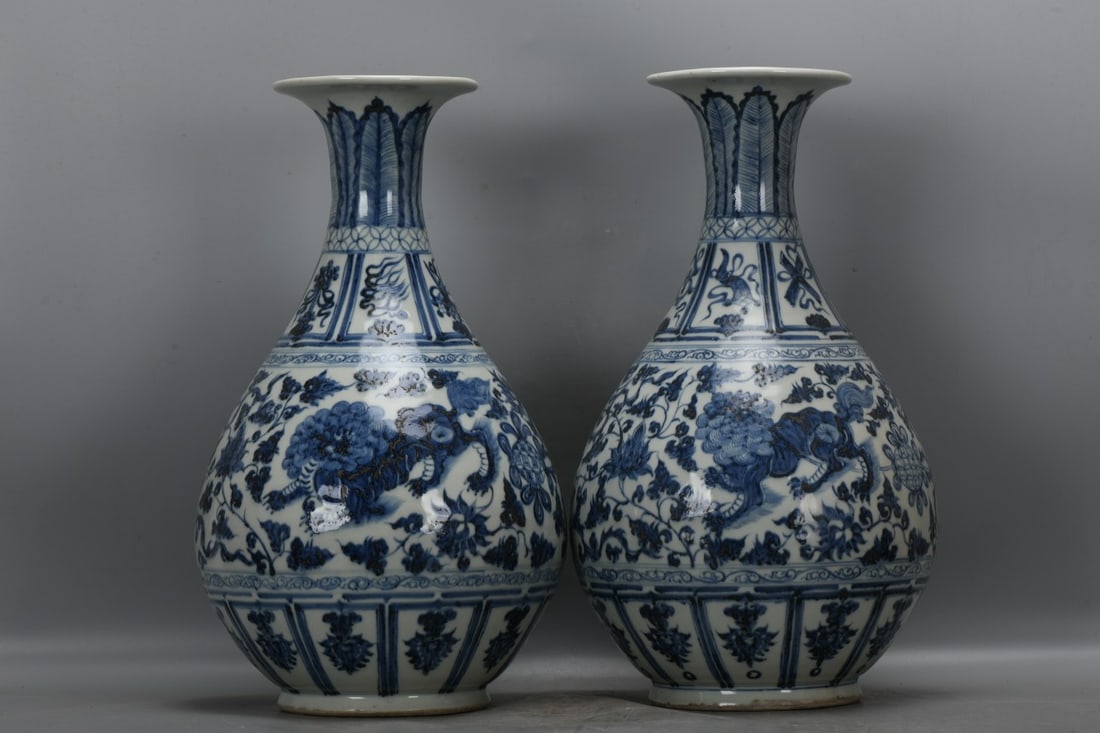 A pair of Yuan Dynasty blue and white porcelain Yuhuchun vases depicting lotus scrolls, lions: A pair of Yuan Dynasty blue and white porcelain Yuhuchun teapots with lotus scrolls, lions playing with embroidered balls, measuring 44.5 cm in height, 14.5 cm in mouth diameter, 26.5 cm in belly diam