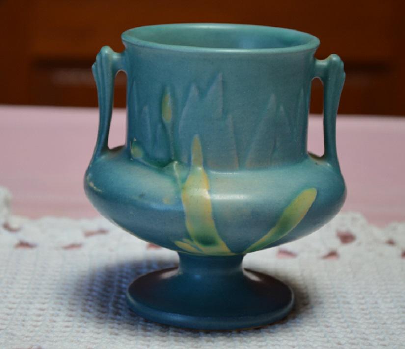 Roseville 4 1/2" Handled Vase: Nice Roseville Vase, unsure of pattern as no number to reference for pattern, two handles, measures about 4 1/2" high and 4" across. Very good conditon, shipping with Priority Mail for $10.