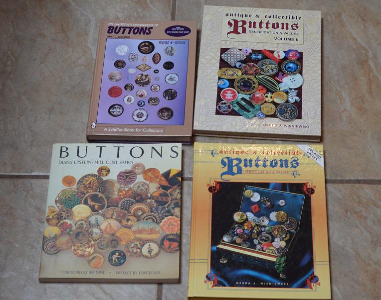 4 Button Collector Guides/Encyclopedia's (1 of 3)