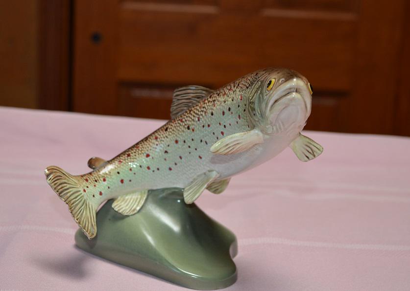 Beswick England Large Trout Figurine # 2087: Measuring about 8" wide and 6" tall, is this wonderful Beswick England Trout jumping out of the water figurine.Great detail to painting, wonderful condition. Shipping is $12 using Priority Mail.