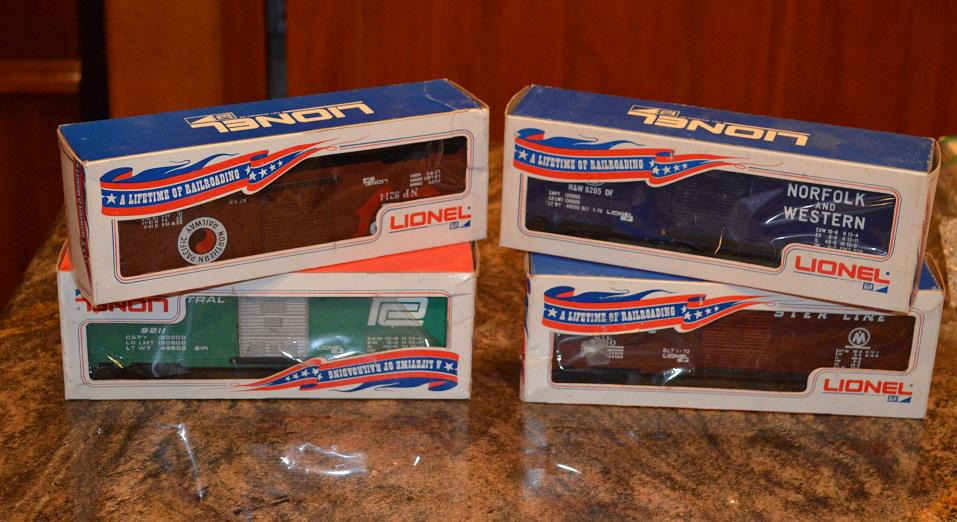 4 Lionel Train Box Cars in boxes (1 of 4)