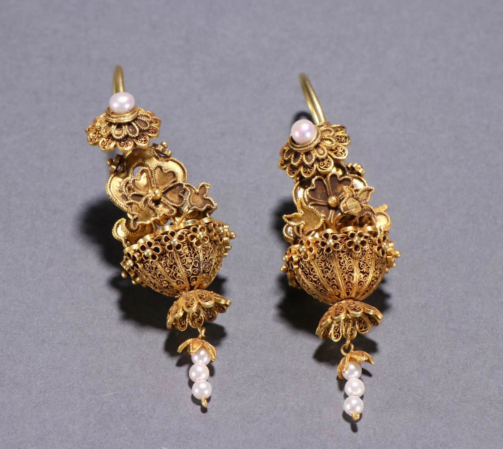 In ancient China, pure gold earrings with pearl and flower patterns: H:7cm,W:2cm,Weight:28g,