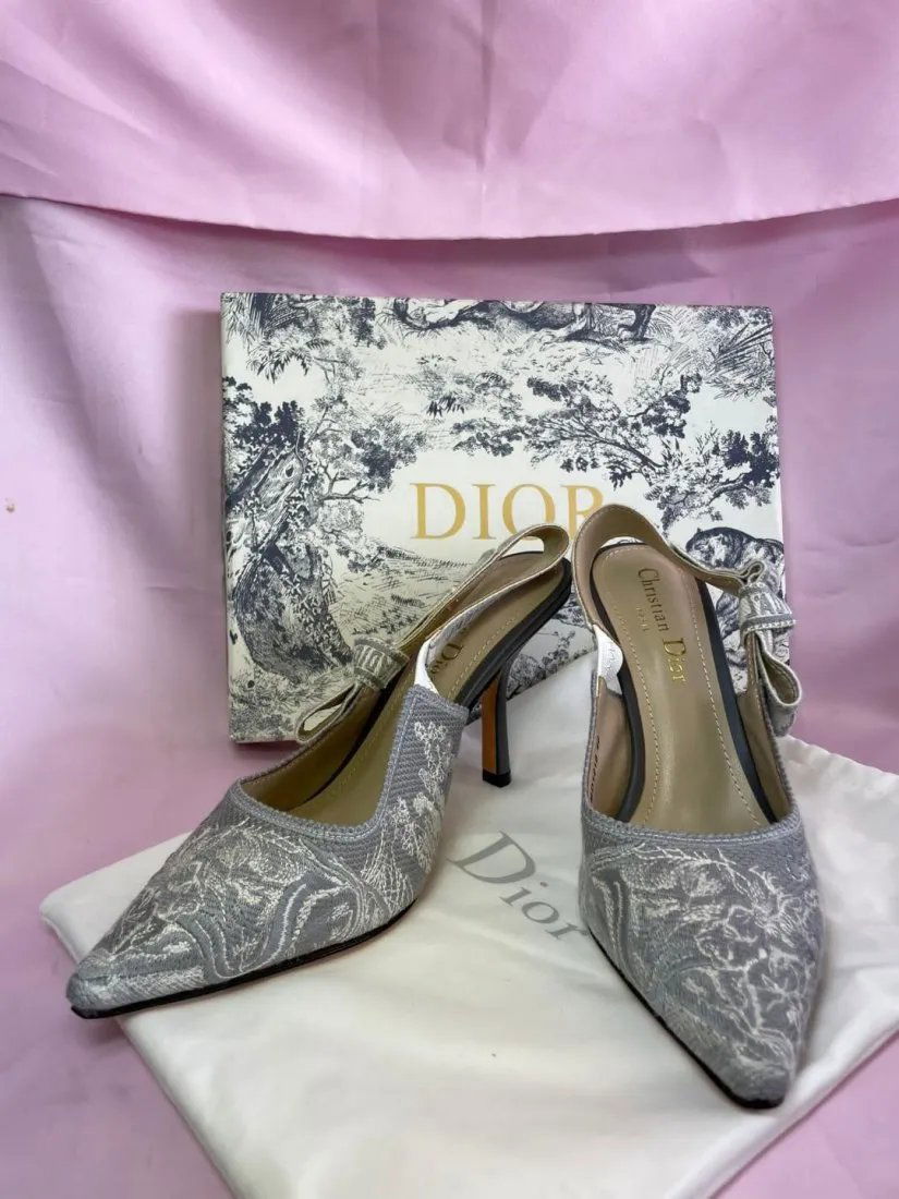 Christian Dior Paris Pumps Women's shoes Size 40 D US 9 like new Made in Italy (1 of 4)