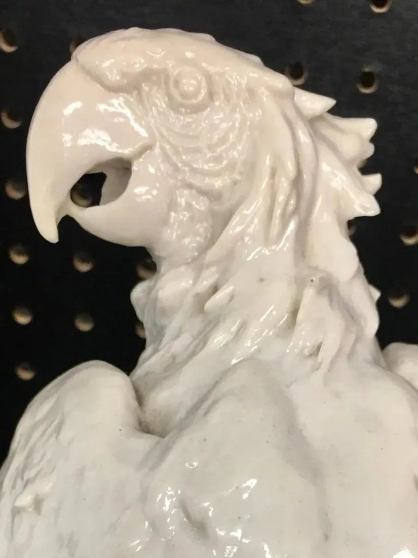 Guiseppe Armani Italy porcelain Large Macaw Bird Figurine 16": Guiseppe Armani Italy porcelain Large Macaw Bird Figurine 16"inch tall . Excellent condition
