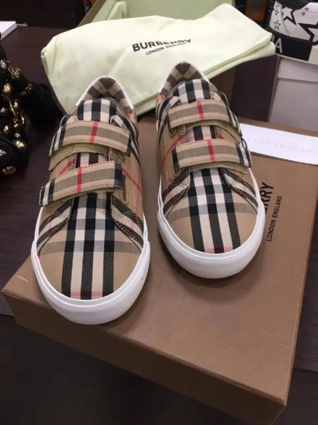 Burberry London child snickers shoes Child Size 34: Burberry London child snickers shoes child Size 34 . Excellent condition , Missing one of the insoles , see pictures