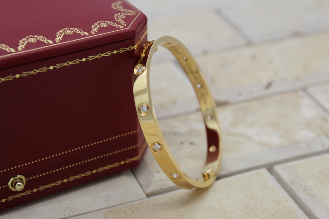 Weight cartier on sale love bracelet