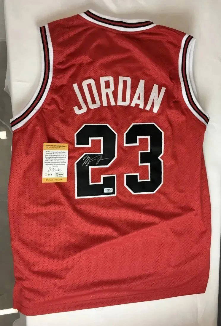 Michael Jordan Chicago Bulls Signed Basketball Jersey Authentification