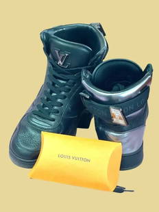 Louis Vuitton Rivoli Sneakers LV SIZE 6 Black Monogram Leather: FOR SALEPRE OWNEDVERY GOOD CONDITIONLouis Vuitton Unisex Rivoli Sneakers LV SIZE6; Black Monogram Leather High Tops.COMES WITH BOX 1 LARGE DUST BAG AND SHOE LACES. Inventory #SLJS
