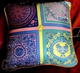GIANNI VERSACE ICONIC Medusa BAROQUE Silk PILLOW Made in ITALY 16"x16": Authentic GIANNI VERSACE Vintage ICONIC MEDUSA BAROQUE 100% Silk beautiful PILLOW. Made in ITALY. In Excellent condition . Measures 16" by 16" inches . Gorgeous