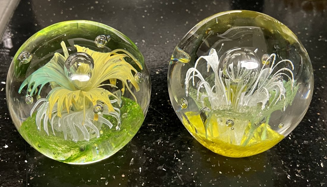 2 Vintage Beautiful Large & heavy Murano Flower Paperweights (1 of 8)