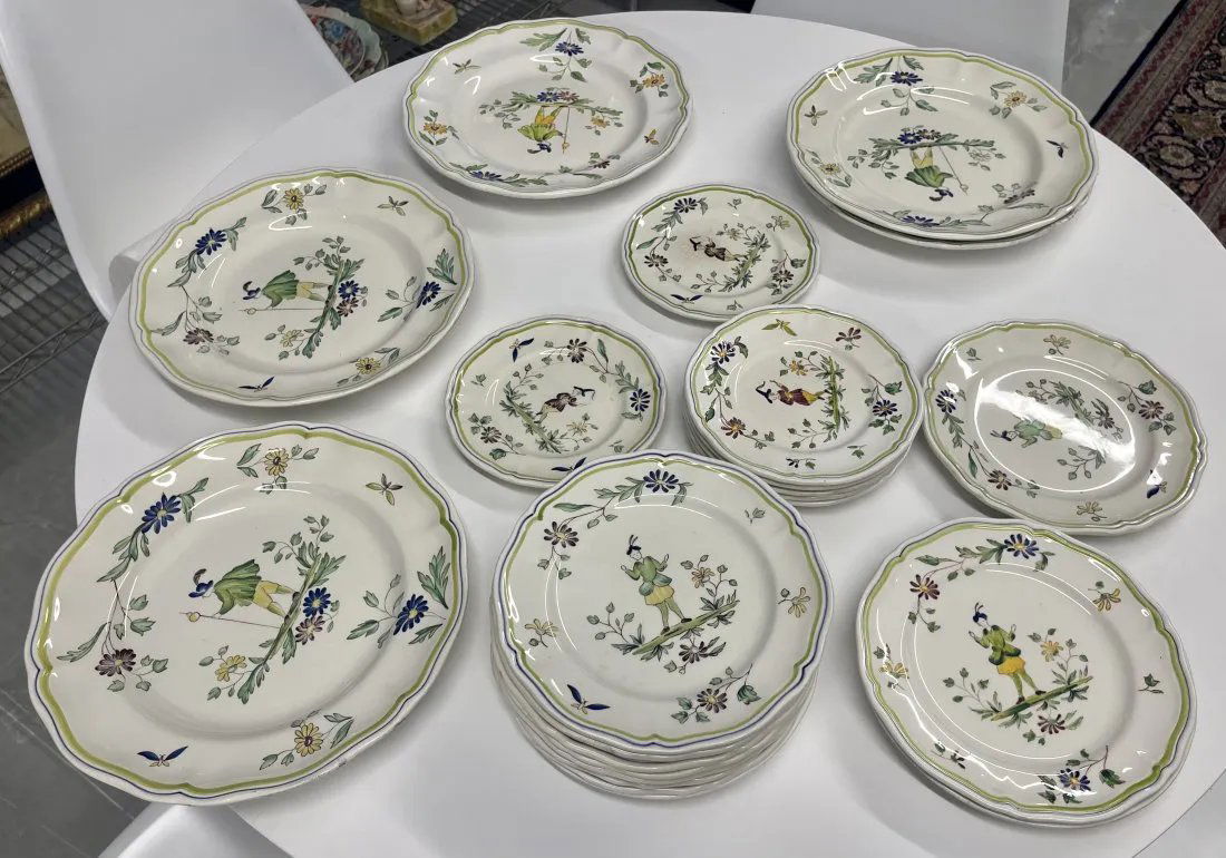 lot of 23 FRENCH LONGCHAMP DAROIS FAIENCE DINNER Salat Plates Facon Main FRANCE (1 of 10)
