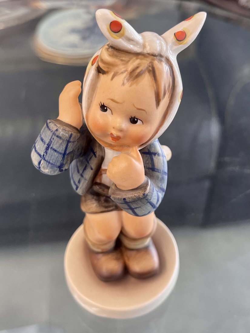 Goebel W. GERMANY Porcelain FIGURINE: Goebel W. GERMANY Porcelain FIGURINE . in excellent condition.measures 3.5" tall .