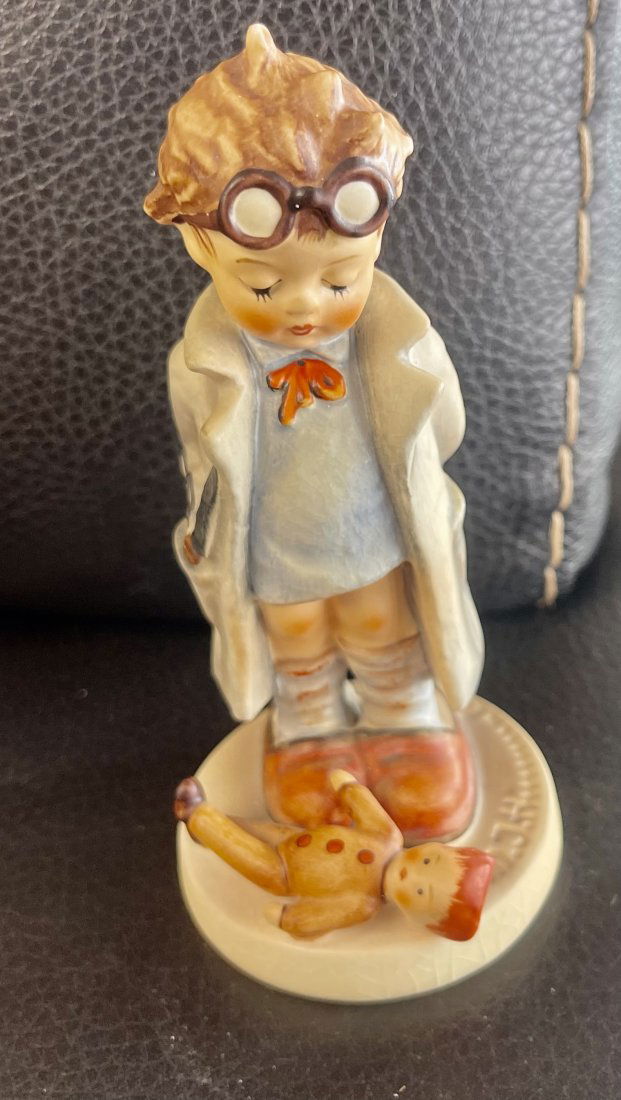 Goebel W. GERMANY Porcelain FIGURINE . in excellent condition  3.5" tall . (1 of 5)