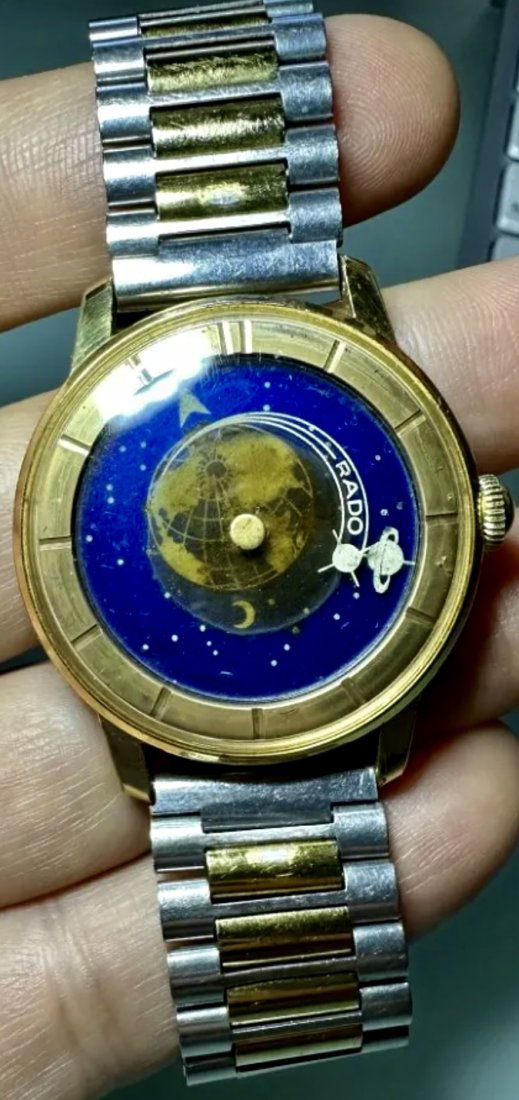 Rado Satellite Mystery dial 1962 Equation Of Time: Rado satellite mystery dial.Manufactured around 1962.Limited to 1000 pieces at the time.The satellite with the rado logo rotates slowly.It rotates at 40 revolutions per minute.The case size isLength 3