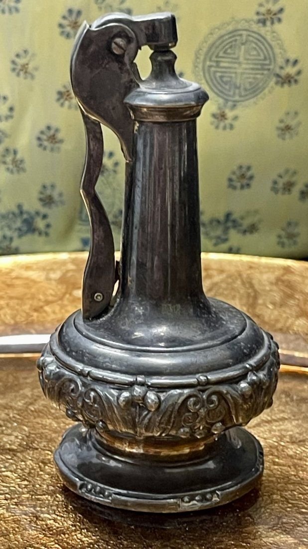 Vintage RONSON Newark NJ USA Decanter LIGHTER: Vintage RONSON Newark NJ USA Decanter LIGHTER measures 3.5” tall