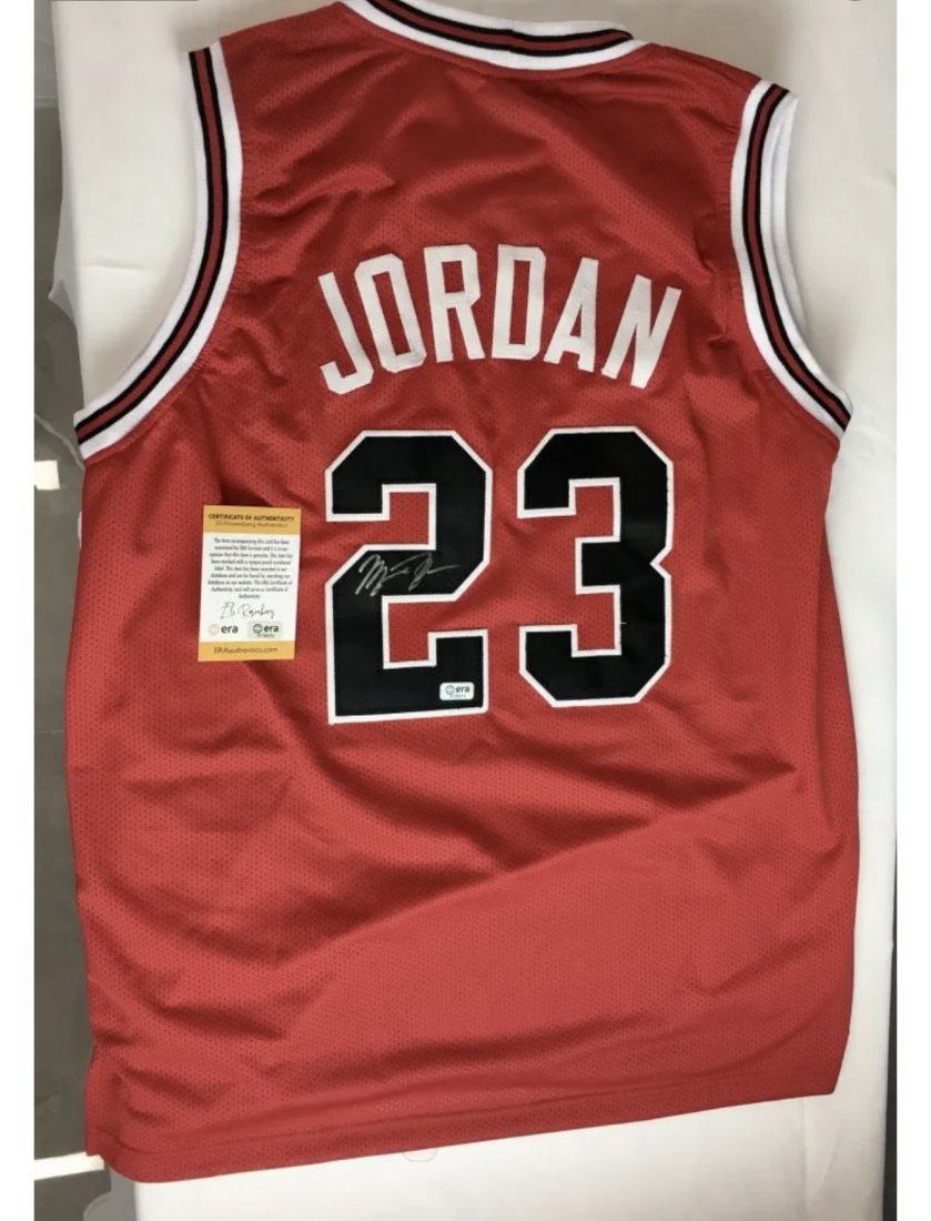 Michael Jordan Chicago Bulls Signed Basketball Jersey AUTHENTIFICATION ERA 015972 (1 of 8)