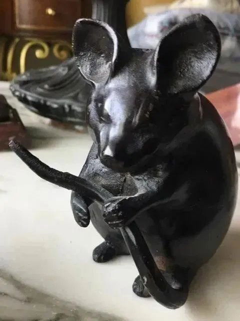 Vintage Toyo Japan Cast Iron Bronzed Mouse Holding Tail Figurine 5" (1 of 4)