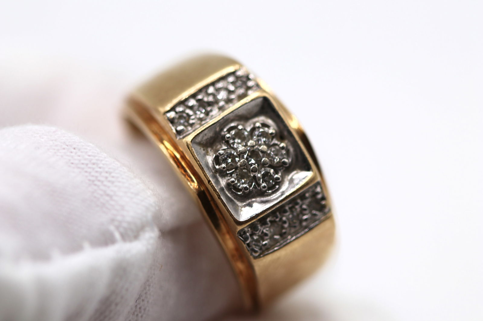 10K Ring 5.9 gram with 0.22ct  15 diamonds. Size 10 (1 of 8)