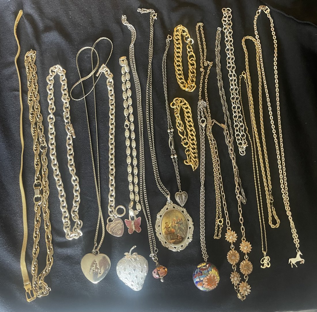 Large Lot of Custom jewelry TRIFARI Sara Cove Chains Necklaces: Large Lot of Custom jewelry TRIFARI Sara Cove . in very good condition
