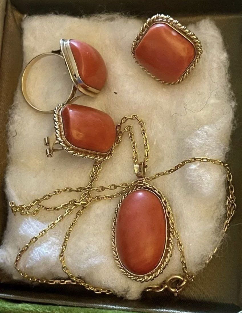 14 kt Gold jewelry set with Fine Red Corals (1 of 13)