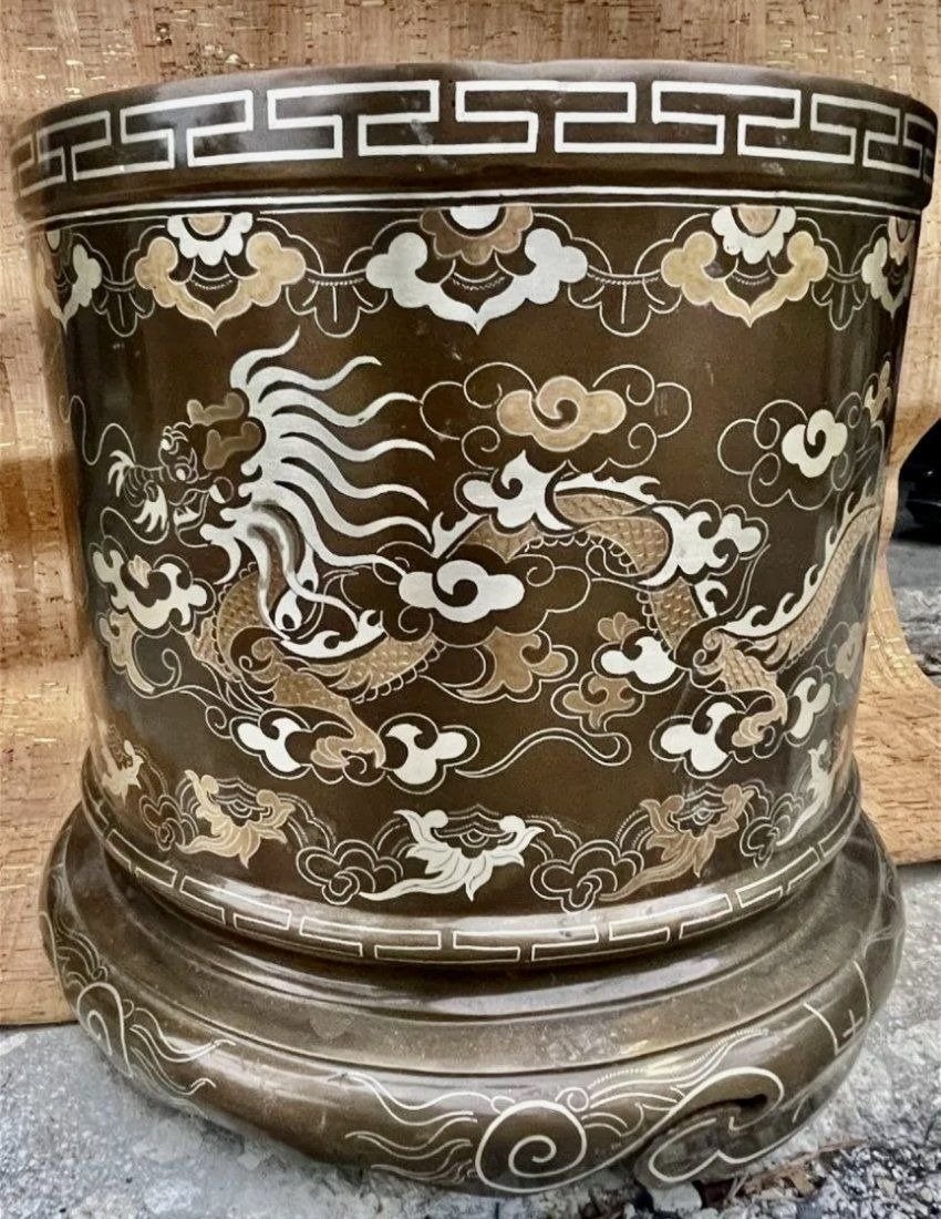 Antique beautiful Original Vietnamese Bronze Brush Pot: Antique beautiful Original Vietnamese Bronze Brush Pot. In excellent condition, measures 11.5 inches tall. x 11 inches wide . Heavy.