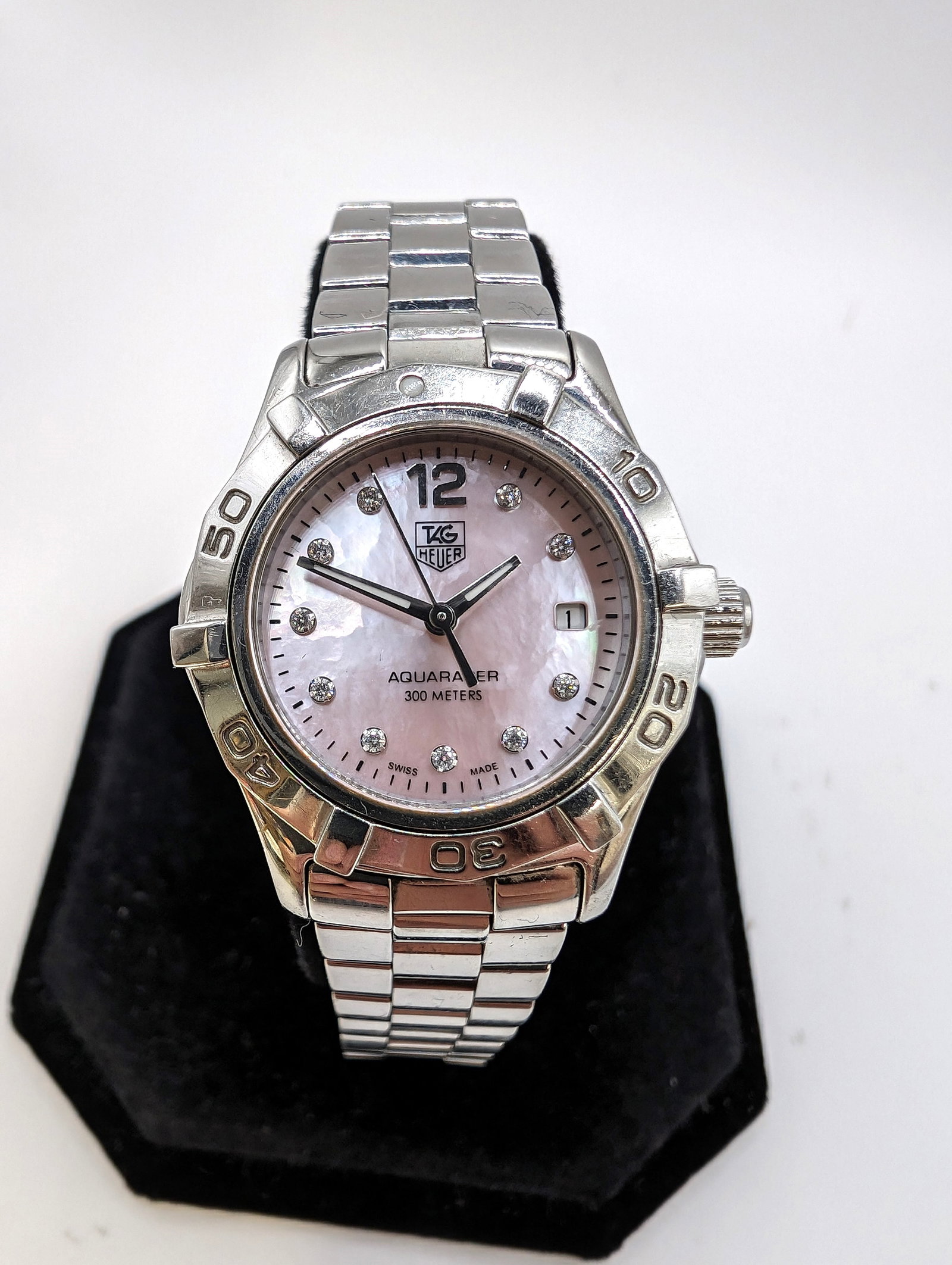 TAG Heuer Aquaracer, size 6'': Authenticity guaranteed!!! Circa 2000s, Case Size28 mm diameter, Movement Quartz, Features Date, Strap/Bracelet Material Stainless Steel, Crystal Sapphire, Dial Color Mother-of-Pearl Pink, Water Resis