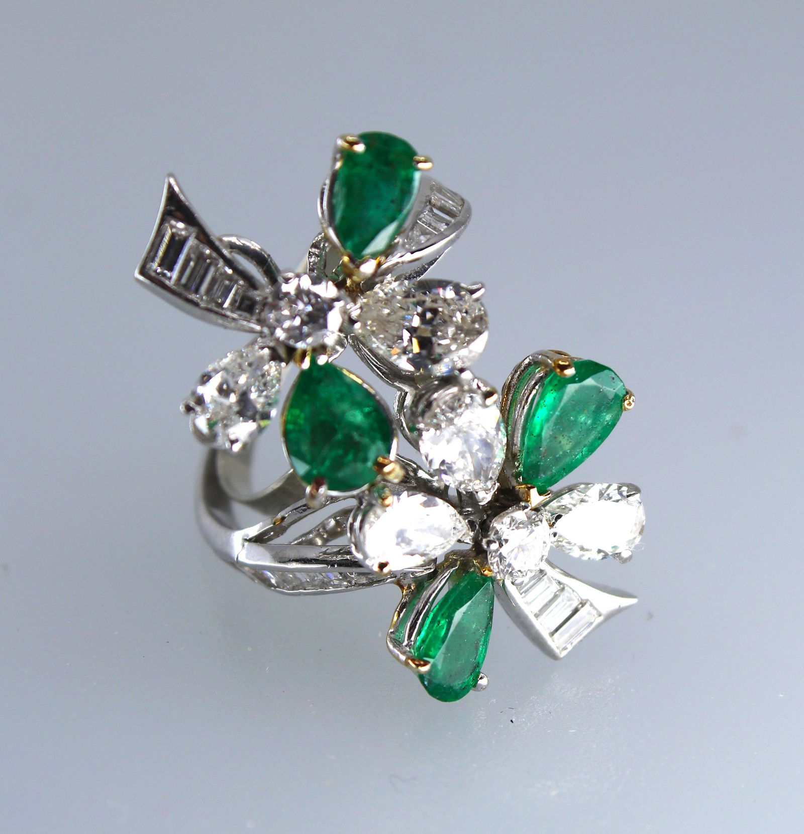 Platinum 950  Ring with Emeralds and Diamonds. Weight: 9 gr. (1 of 6)