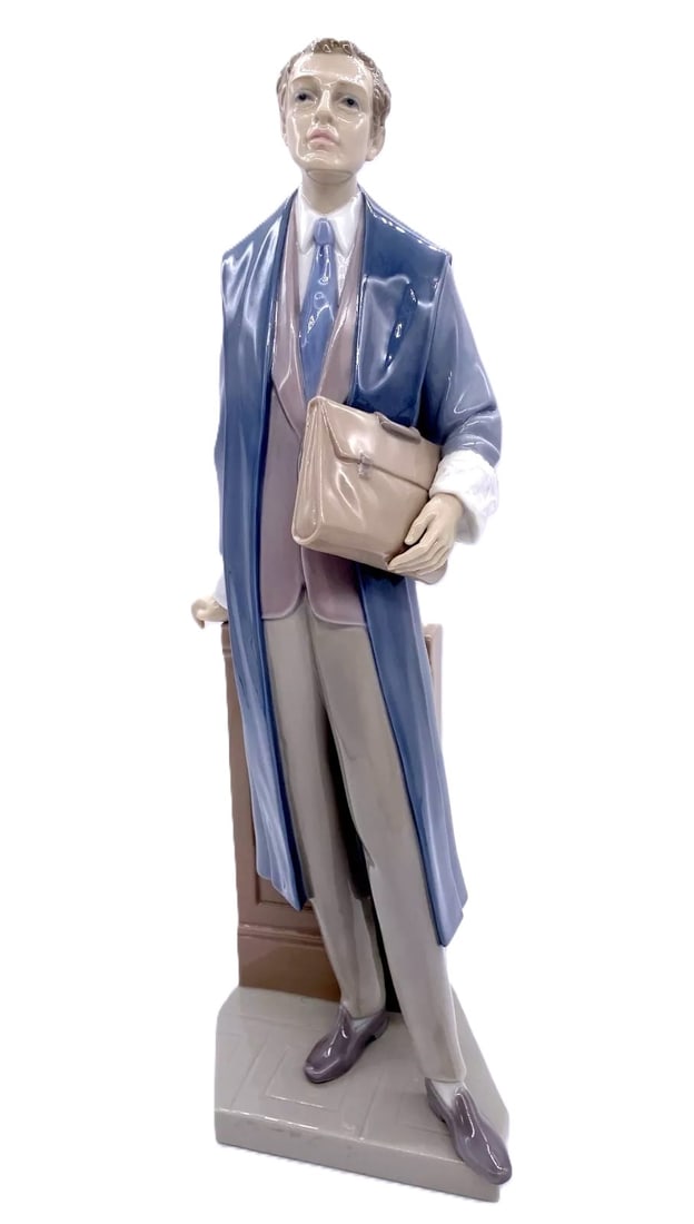 MALE ATTORNEY #6426 - LLADROFIGURINE: Title:Lladro figurine, Lawyer. Description:Beautiful lladro figurine, Male Attorney, Lawyer 6426 Abogado, with the boockcase. Year produced: Issued in 1997 and retired 2000 Material: Porcelain Height: