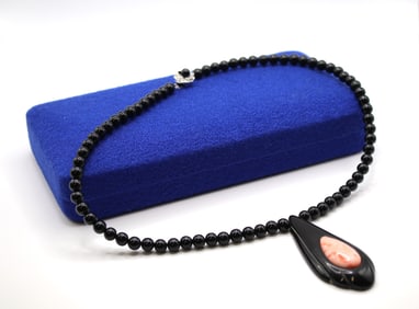 WOMEN'S NECKLACE WITH BLACK AND ORANGE JAPANESE CORAL