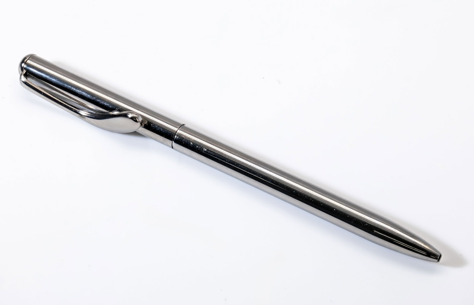 TIFFANY & CO ELSA PERETTI PEN: Description:Sterling Silver Ballpoint Pen Brand:Tiffany & Co Material:Sterling Silver Measurments: 132 mm Weight:22 g Condition report: Pre-owned.