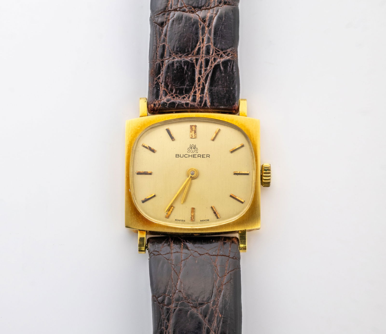 BUCHERER 18K GOLD WATCH: Description:Vintage 18k Bucherer Watch With Leather Band Brand:Bucherer Material: Gold 18K and Leather band Measurments: 8" 1/2 Weight:28 g Condition report: Pre-owned.