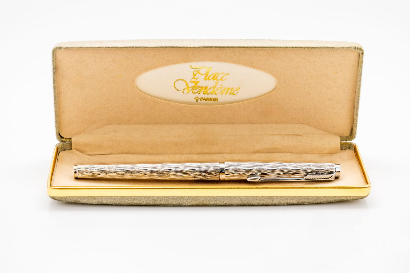 PARKER FOUNTAIN PEN SILVER PLATED WITH BOX: Description:PARKER fountain pen silver plated In gift box Material:Silver Plated Measurements:5" Brand:Parker