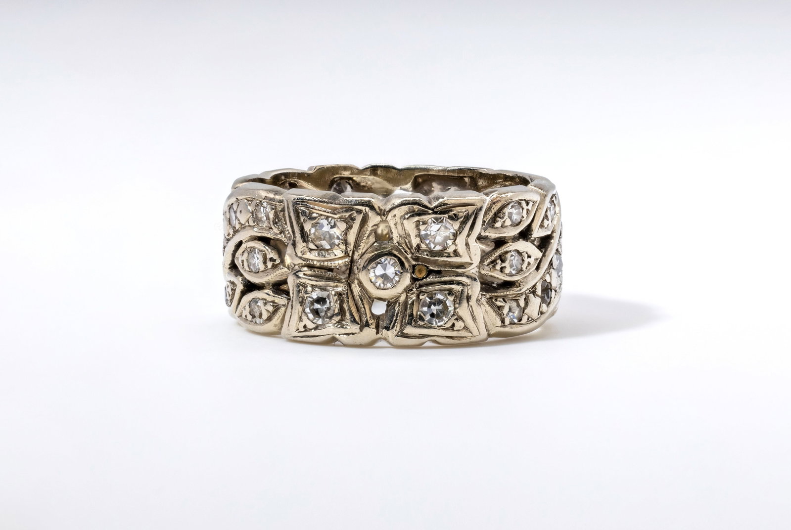 Estate Art Deco 14K Gold Ring with Diamond: Description: Estate Art Deco 14K Gold White gold with Diamonds Material: 14K White Gold, Diamonds Weight: 8.8 g Size: 7.5