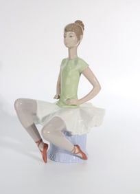 Lladro #1360 Laura Sitting Ballerina Ballet Girl Porcelain Figurine