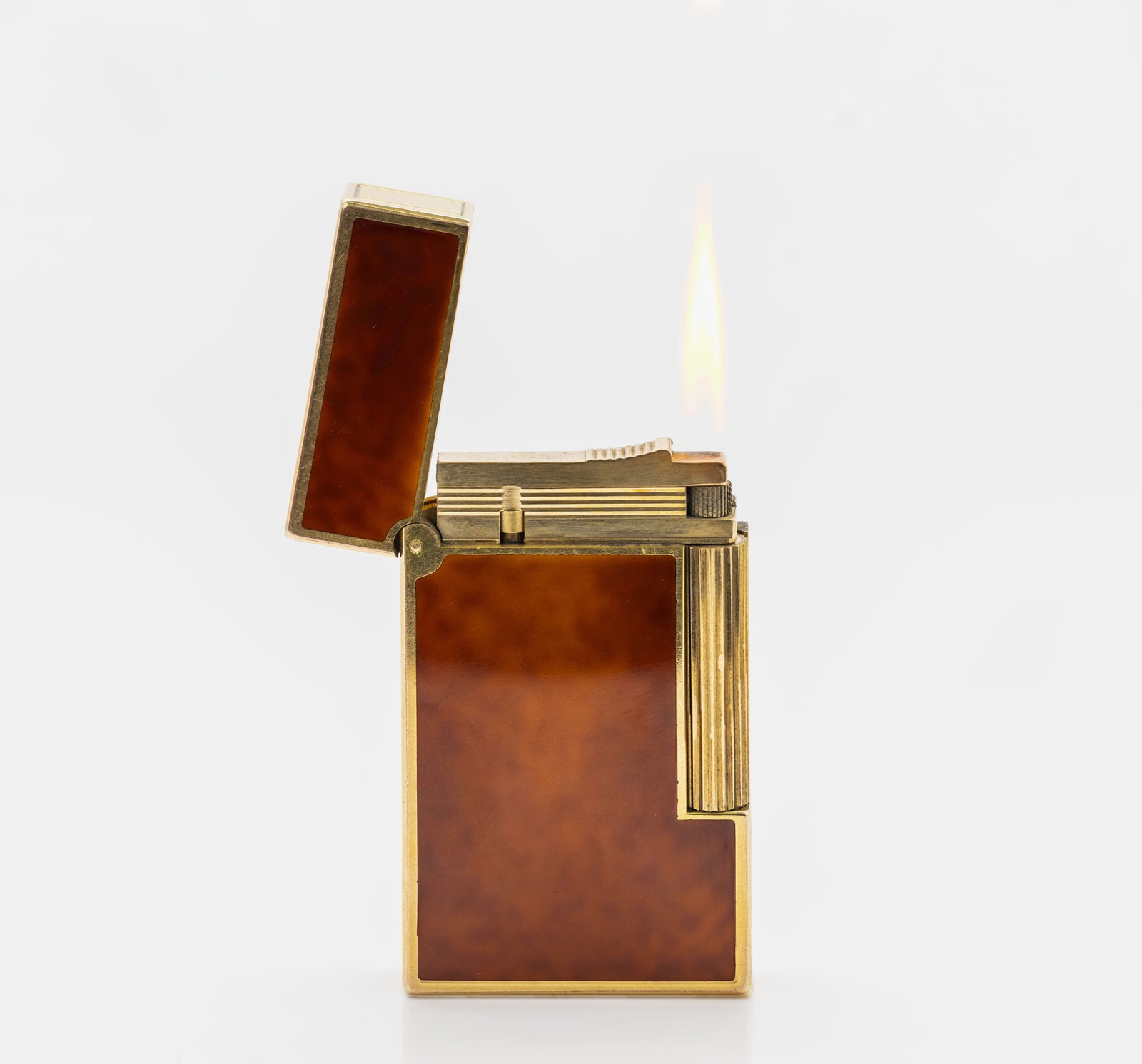 S.T. Dupont Paris Ligne 2 Lighter in Chinese Lacquer & Gold Finish: Title: S.T. Dupont Paris Ligne 2 Lighter in Chinese Lacquer and Gold Finish Material: Gold-plated metal, Chinese lacquer Measurements: Approx. 2.4" x 1.5" x 0.4" Weight:<