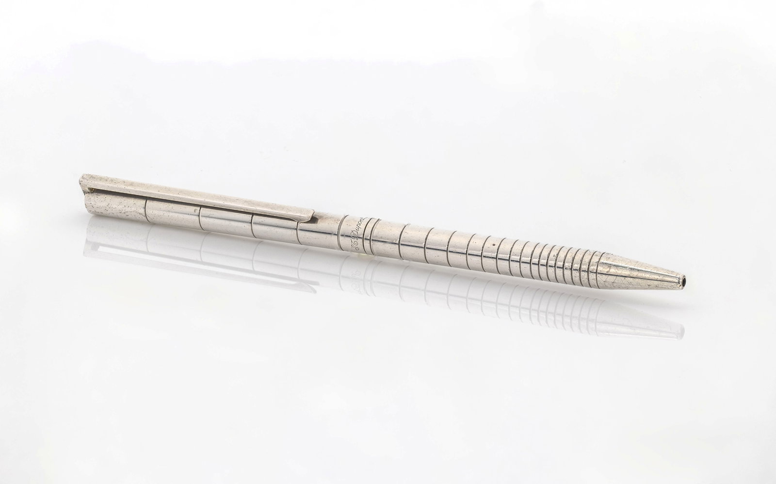 S.T. Dupont Ballpoint Pen in Silver-Plated Body with Engraved Lines – Made in France: Title: S.T. Dupont Ballpoint Pen in Silver-Plated Body with Engraved Lines – Made in France Material: Silver-plated metal Weight: 26.3gr Markings: “S.T. Dupont&r