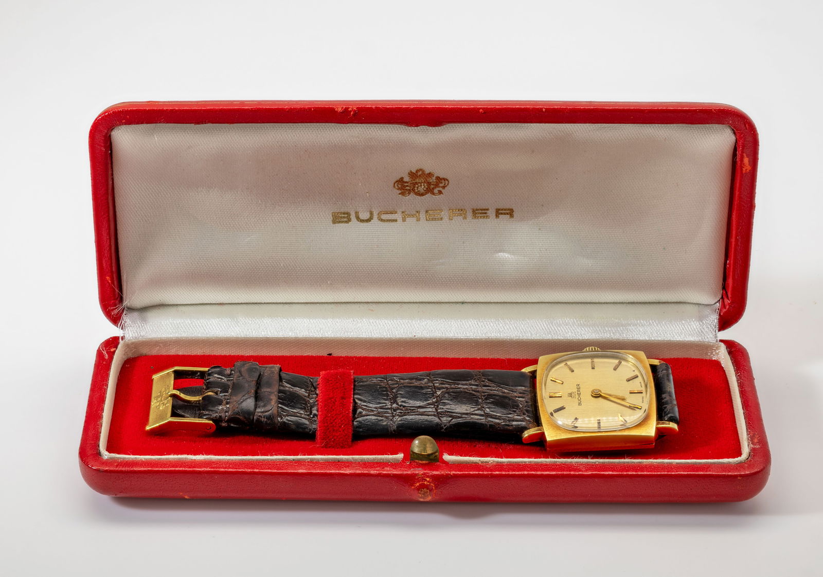 Bucherer 18K Gold Watch: Description:Vintage 18k Bucherer Watch With Leather Band Brand:Bucherer Material: Gold 18K and Leather band Measurments: 8" 1/2 Weight:28 g Condition report: Pre-owned.