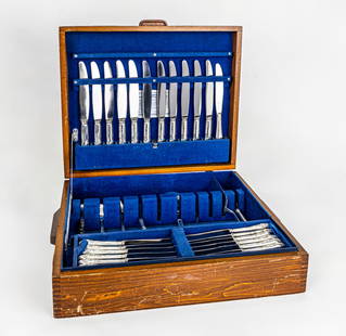 Vintage Silver-Plated Flatware Set in Naken?s Anti-Tarnish Chest 55 Pieces: Title: Vintage Silver-Plated Flatware Set in Naken&rsquo;s Anti-Tarnish Chest &ndash; 44 PiecesDescription:&nbsp;An elegant and extensive vintage silver-plated flatware set presented in its