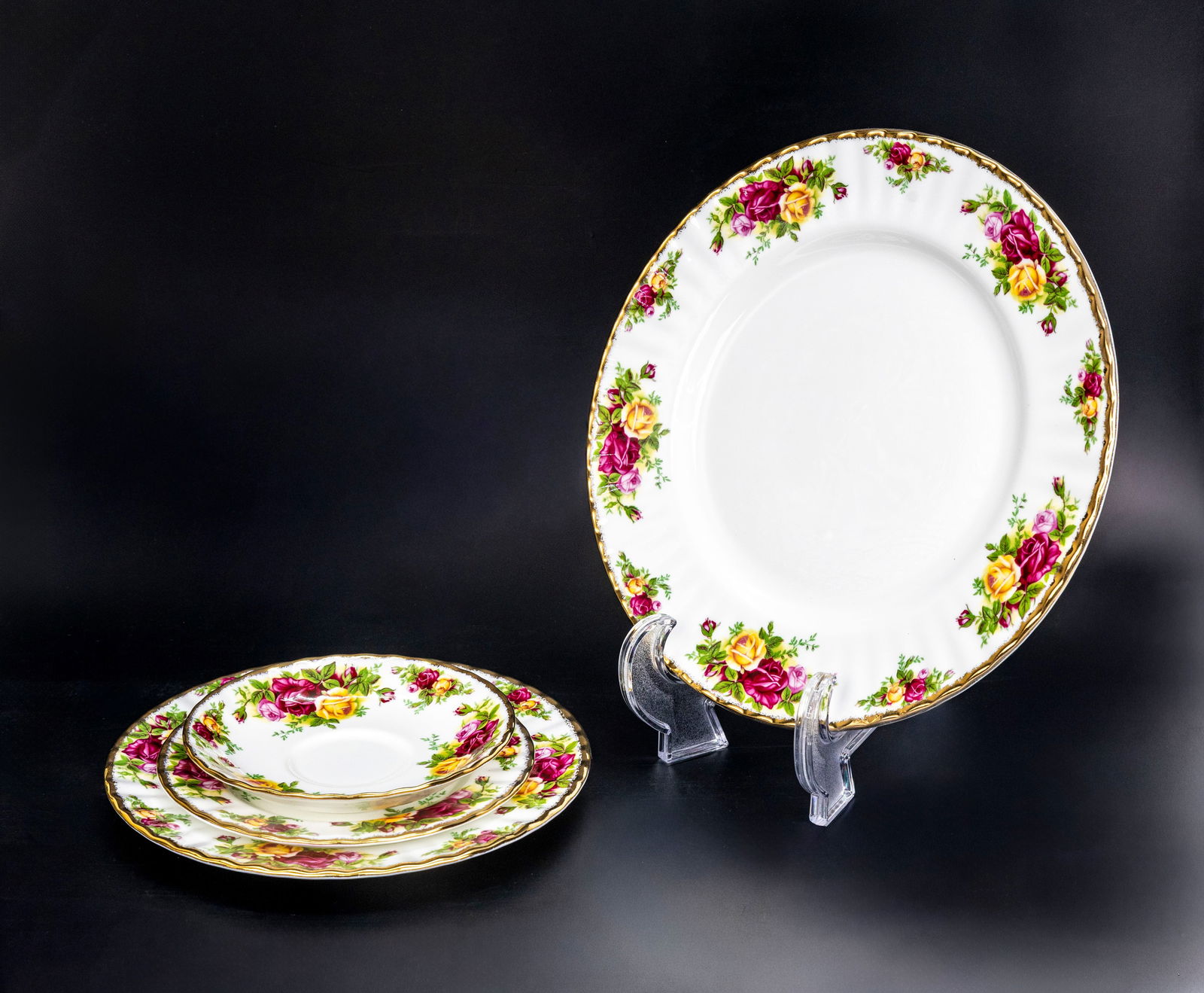 Royal Albert "Old Country Roses" Bone China Dinnerware Set of 4: Title: Royal Albert “Old Country Roses” Bone China Dinnerware Set of 4 With Original Box Material: Fine bone china Year Introduced: 1962 Included Pieces: D