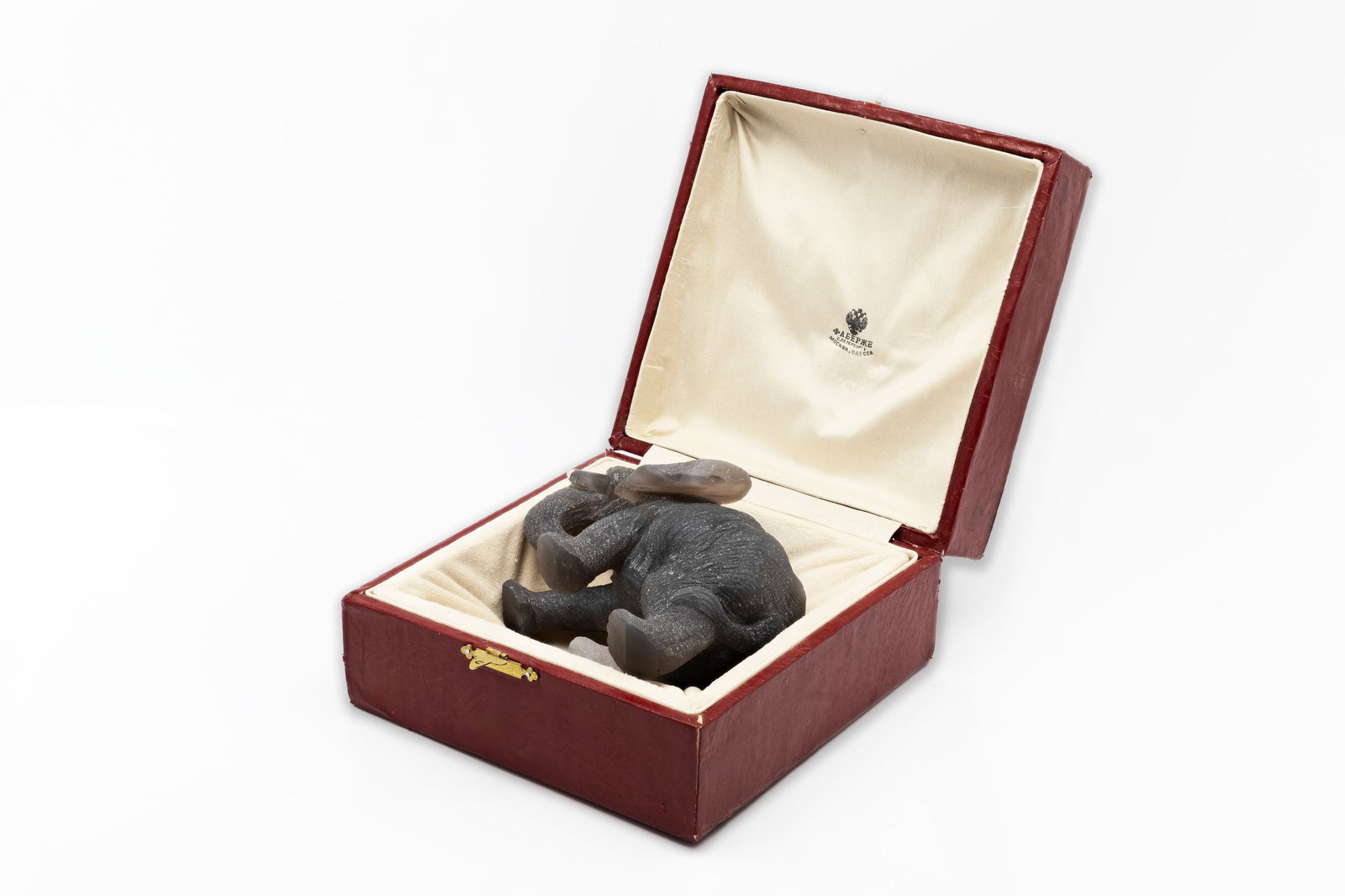 Russian 14K Gold Hand-Carved Agate Elephant Sculpture with Amethyst & Ruby: Title: Russian 14K Gold Hand-Carved Agate Elephant Sculpture with Amethyst & Ruby Materials: 14K gold (56 zolotnik standard), hand-carved agate, ruby, amethyst Dimensions: 6 × 3 × 4 in