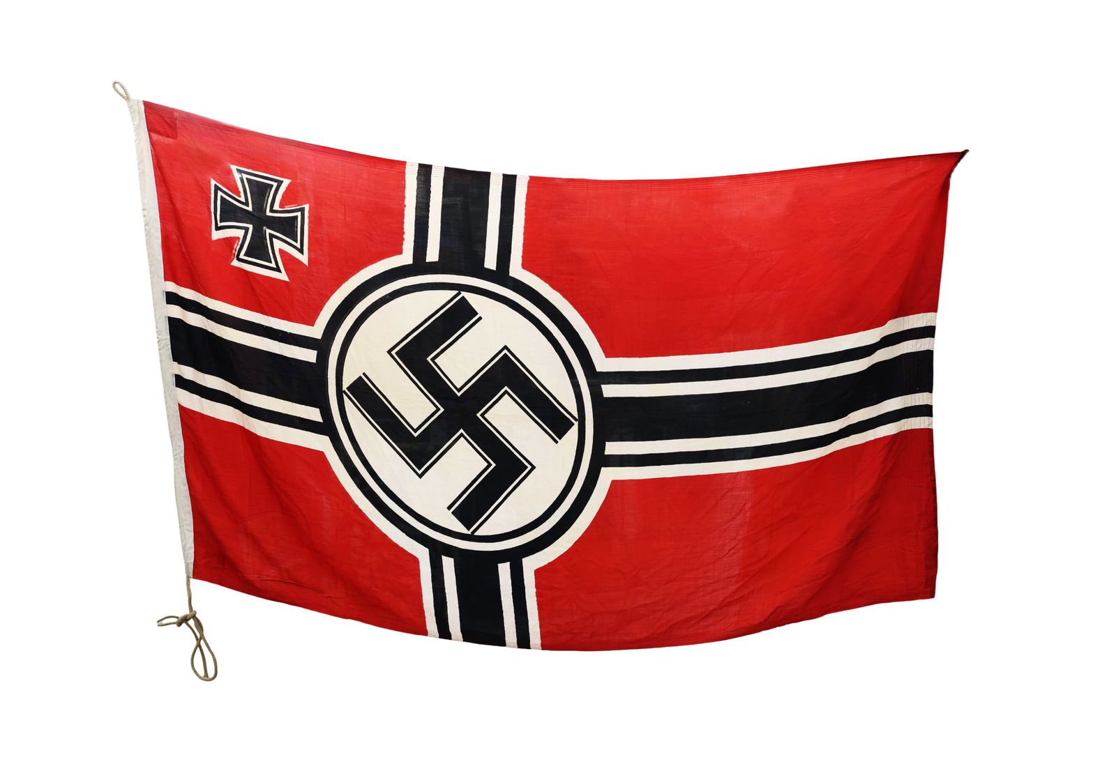WWII-Era German Reichskriegsflagge (State War Flag): Title: WWII-Era German Reichskriegsflagge (State War Flag)Origin: GermanyMaterial: Cotton (double-sided construction)Size: 100 × 59 cmAdditional Information: The hoist edge is reinforced with a
