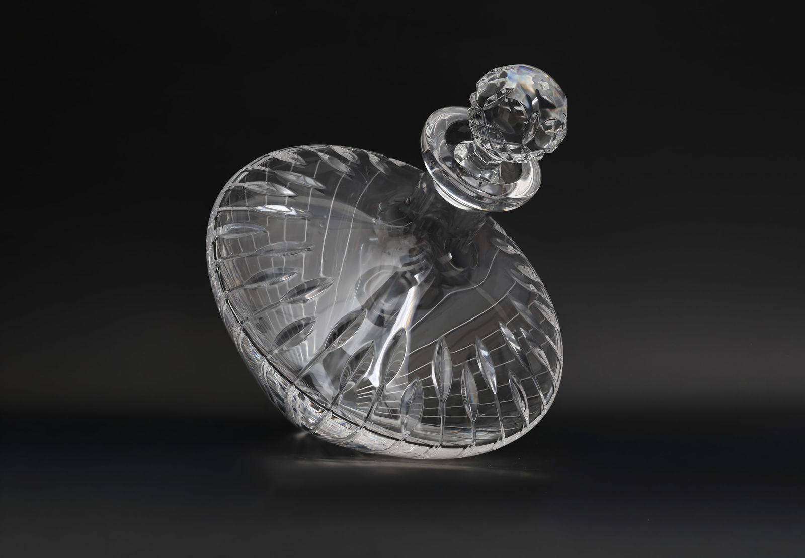 Astral Crystal “Peerage” Pattern Spin-Top Wine Decanter with Stopper: Title: Astral Crystal “Peerage” Pattern Spin-Top Wine Decanter with Stopper Material: Hand-cut clear crystal Pattern: “Peerage” spiral / optical cut